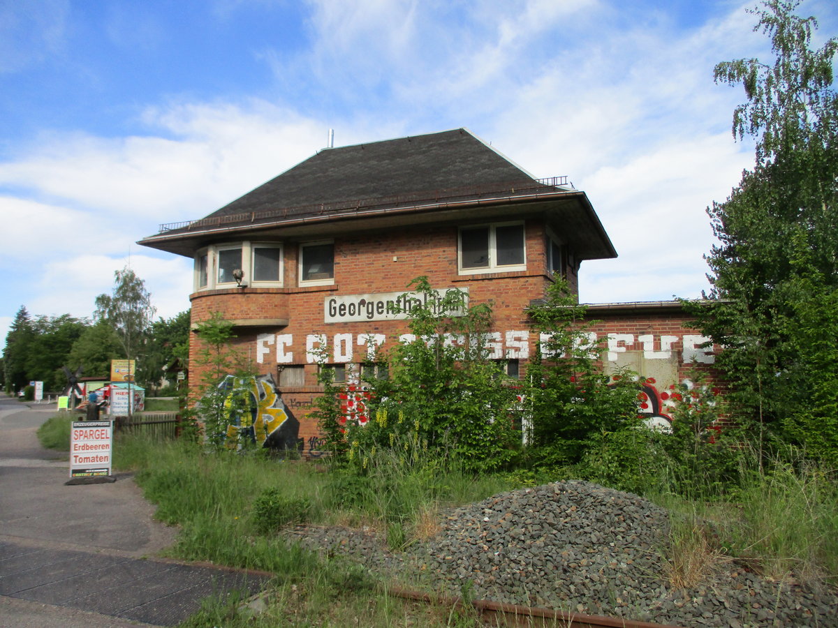 Wie der ehemalige Bahnhof wird auch das ehemalige Stellwerk in Georgenthal von der Natur erobert.Aufnahme vom 30.Mai 2020.