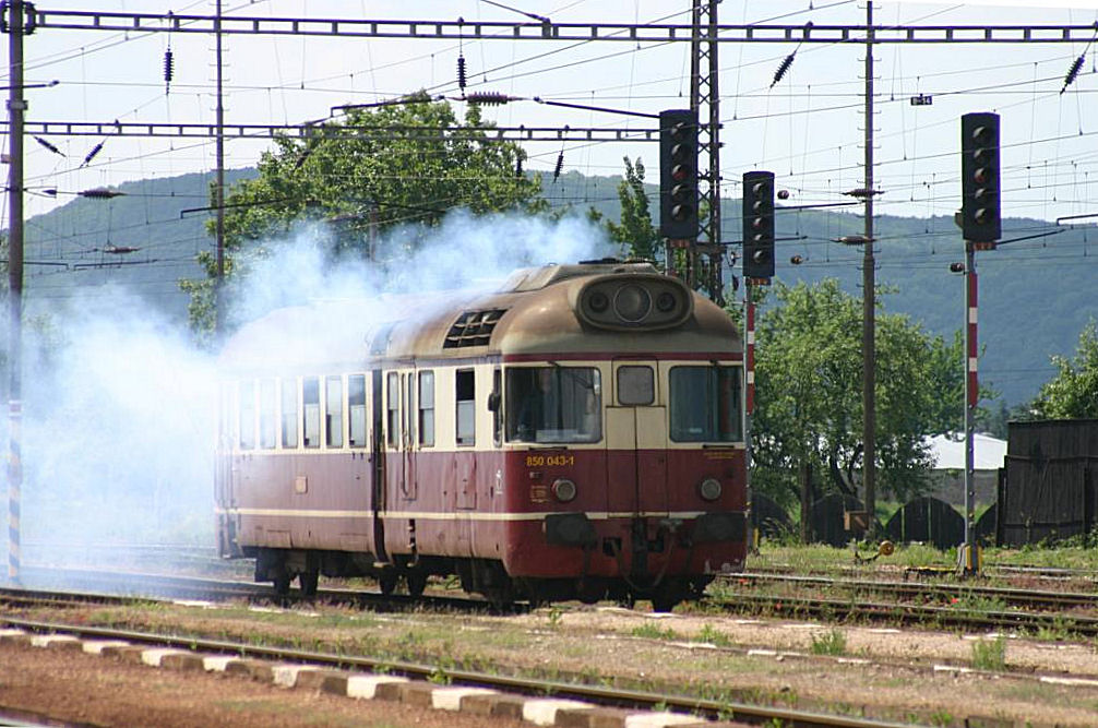 Wie ein  Dampftriebwagen  kam 850043 im Bahnhof Trencianska Tepla am 1.6.2005
mir vor die Kamera gefahren. Der lgeruch lag nach Abfahrt noch lange in der
Luft! 
