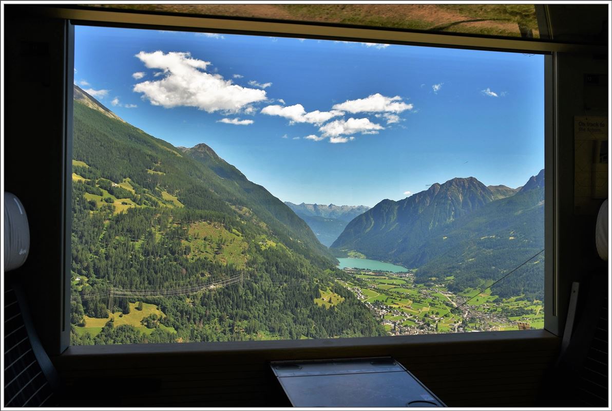 Wie ein Gemälde, so schön präsentiert sich der Lago di Poschiavo aus dem Zugsfenster eines bergwärts fahrenden Allegras bei Cadera. (17.07.2016)