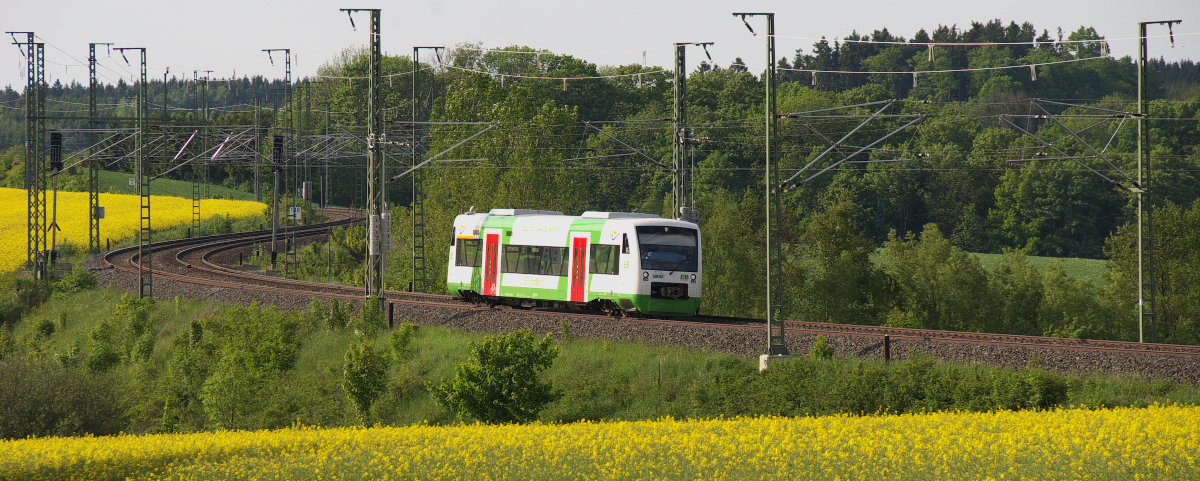 Wie ein Riesenslalom Parcours sieht die Bahnstrecke 6362 Leipzig - Hof zwischen Grobau und Gutenfürst aus.
VT 332 der Erfurter Bahn (Elster Saale Bahn) kommt aus Gera und wird in wenigen Kilometern die Grenze zu Bayern überfahren und dem Zielort Hof zusteuern.
21.05.2014