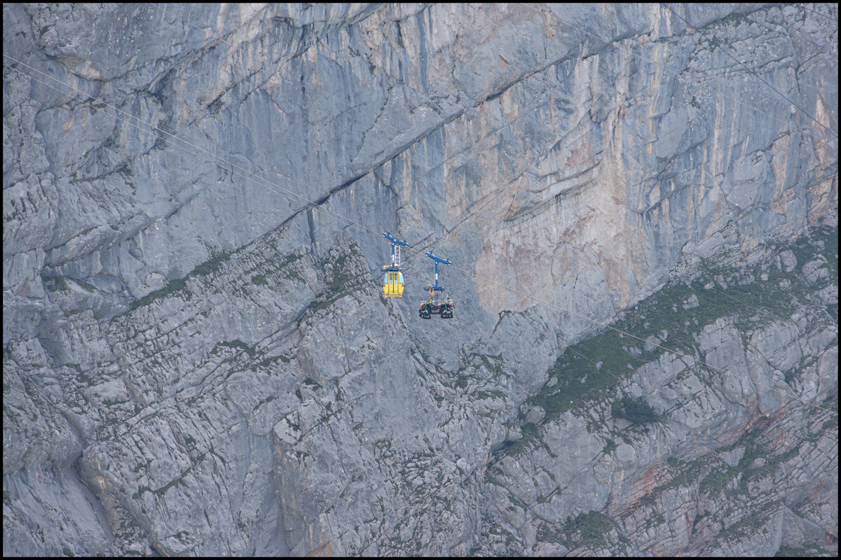 Wie ein Spielzeug ..... Von der S�dwandh�tte war die Materialseilbahn zum Dachstein Gletscher unterwegs . 28.07.2026 