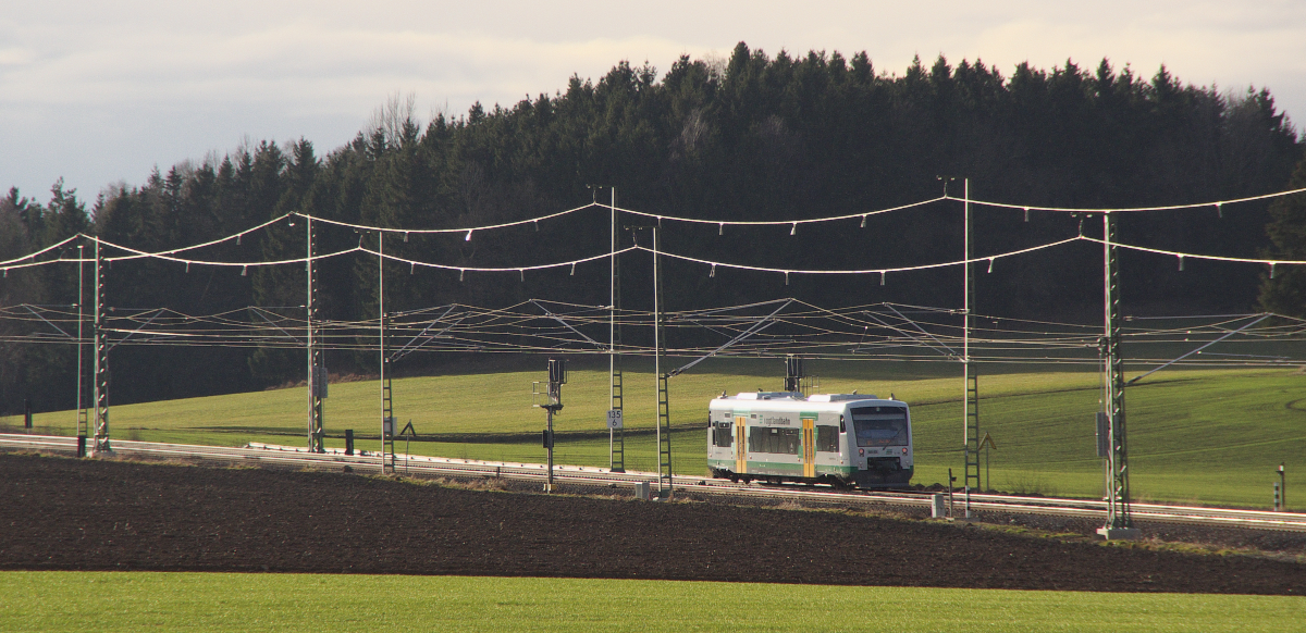 Wie ein Spinnennetz....breiten sich die Fahrdrähte über VT 56 der Vogtlandbahn aus.
Es sieht so aus als wollten die Drähte den nicht elektrischen Eindringling fangen.
Regioshuttle der Vogtlandbahn auf der Relation Falkenstein - Hof bei Kornbach im Vogtlandkreis.
28.12.2013 - Bahnstrecke 6362 Leipzig - Hof.