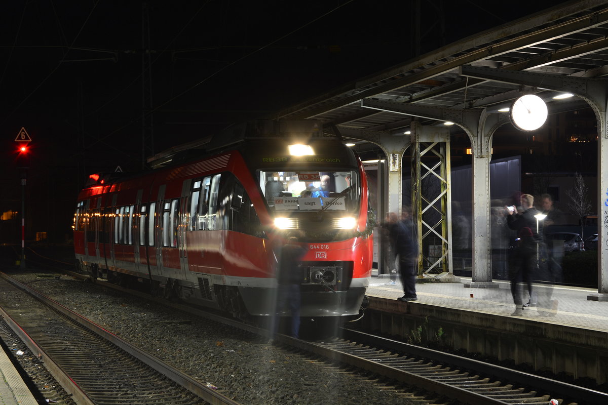 Wie es sich gehört wurde ein glorreicher Abschied beschert. Vor der Abfahrt wurde 644 016 noch schön geschmückt ehe es mit Pfiff und Fernlichtgruß als allerletzte DB Regio Leistung nach Neuss ging.

Grevenbroich 09.12.2017
