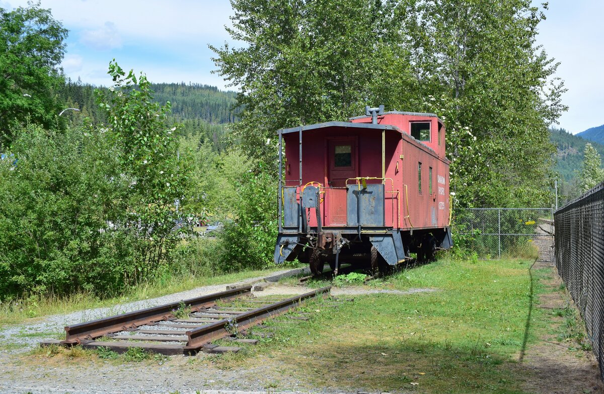 Wie fast überall was mit Eisenbahn zu tun hat stellt man gerne eine Caboose als Denkmal auf. So auch am Last Spike in Craigellachie.

Craigellachie 14.08.2022