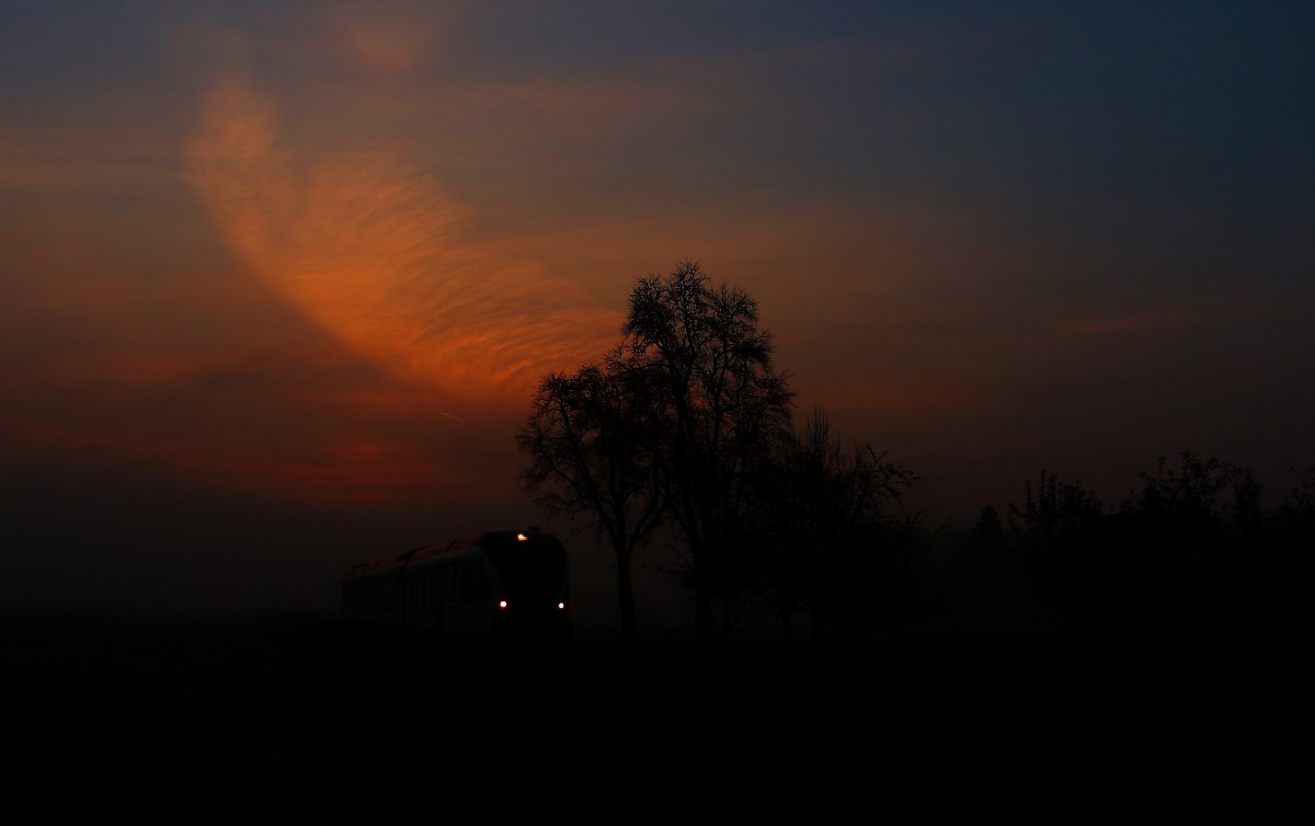 Wie der Flügel eines Engels wacht das Wolkengebilde über den vorbeirauschenden GTW2/8 der Graz Köflacher Eisenbahn. 5063.005 als R8586 am Allerheiligen Morgen. 
1.11.2014