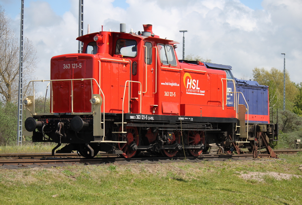 Wie frisch aus dem Ei gepellt stand 363 121-5 der Firma HSL Logistik GmbH(HSL)im Rostocker Seehafen abgestellt.(14.05.2015)