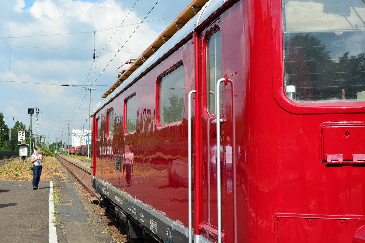 Wie Frisch aus dem Ei gepellt war die 10019 am 17.9 in Königswinter zu sehen denn sie hatte erst am 14.9.16 die HU erhalten. Nun kann man sich sogar im Lack wieder spiegeln.

Königswinter 17.09.2016