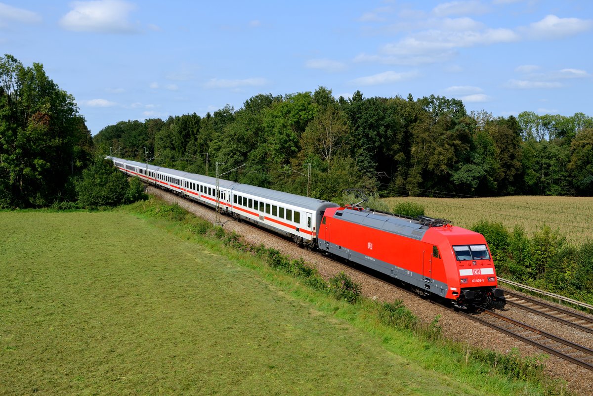  Wie frisch aus der Schachtel  wirkte am 08. September 2017 die 101 006 vor dem EC 115 nach Klagenfurt. Die Lok hatte wohl erst vor kurzem ihre Hauptuntersuchung im AW Dessau absolviert. Aufnahmeort war Gutmart.