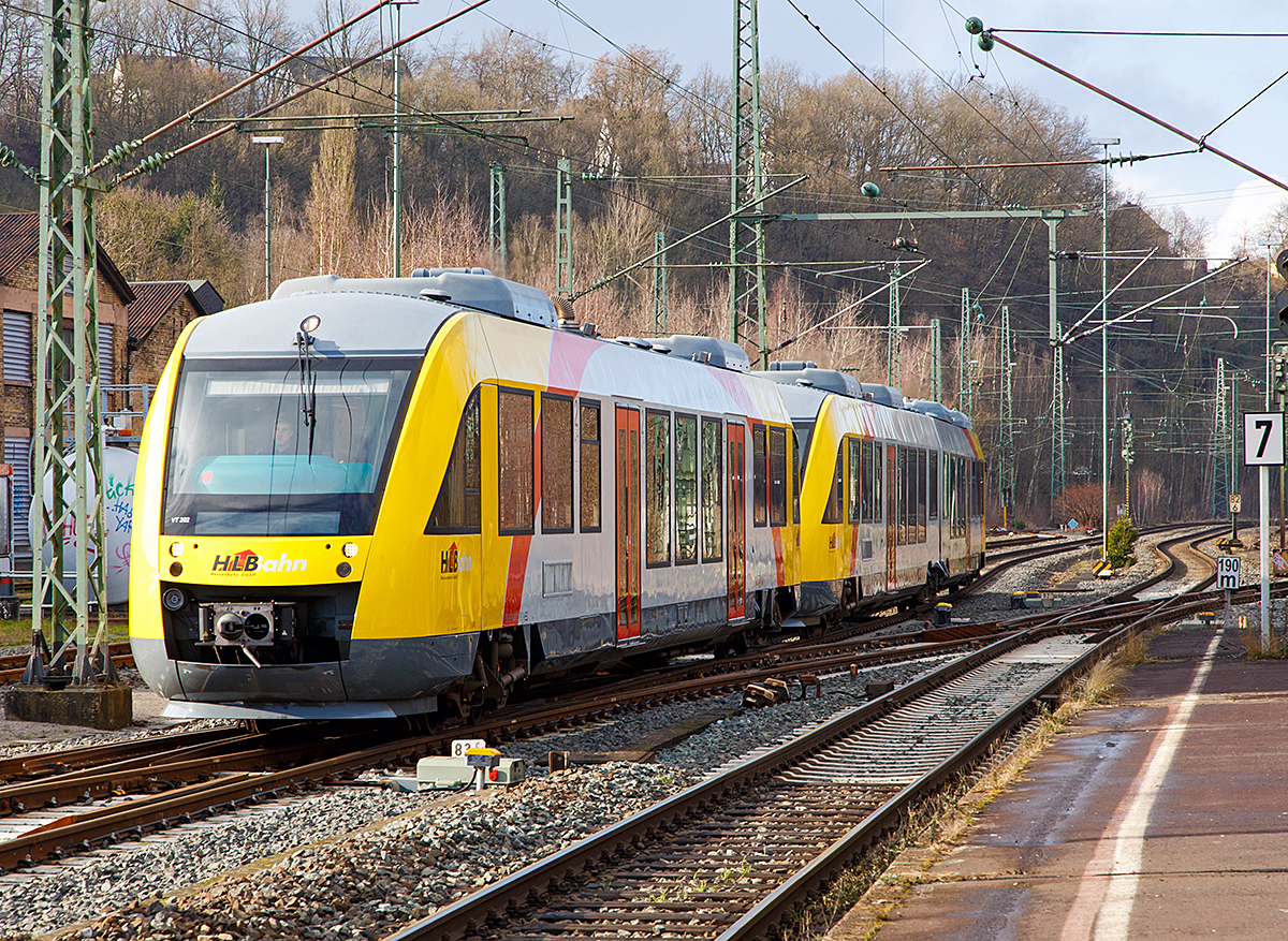 
Wie frisch poliert fahren in Doppeltraktion als Leerzug die VT 202 (95 80 0640 102-9 D-HEB) ein Alstom Coradia LINT 27 und VT 266 (95 80 0648 166-6 D-HEB / 95 80 0648 666-5 D-HEB) ein Alstom Coradia LINT 41 der HLB (Hessische Landesbahn), beide sind ex Vectus VT´s, durch den Bahnhof Betzdorf/Sieg in Richtung Siegen.