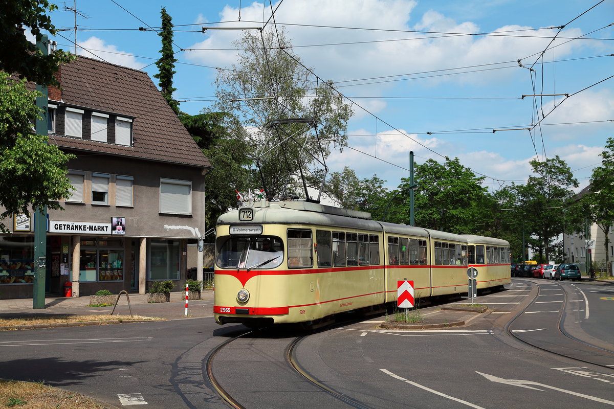 Wie früher: Rheinbahn GT8 2965 mit Beiwagen B4 1700 am 14.06.2015 als Linie 712 in Düsseldorf-Volmerswerth. An dieser Stelle befand sich bis zur Verlängerung der Strecke 1992 das Wendedreieck Volmerswerth.