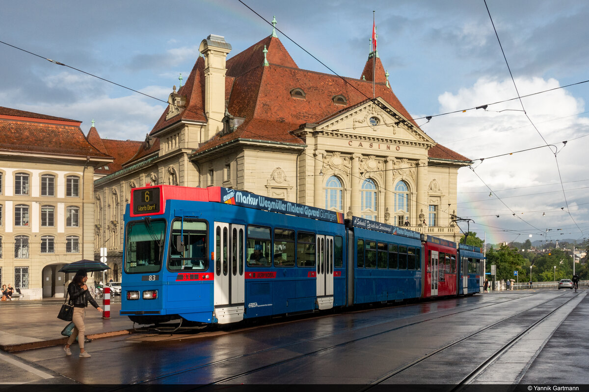 Wie in früheren Zeiten: Die Linie 6 nach Worb Dorf fährt Aufgrund von Bauarbeiten wie früher vom Casinoplatz (Haltestelle Zytglogge) ab dem Wendegleis. Zu sehen ist am 16.07.2021 RBS Be 4/10 83 kurz nach einem Regenschauer.