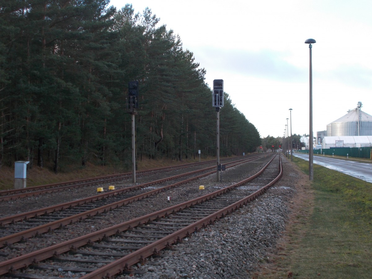 Wie für eine Modellbahn geschaffen,der dreigleisige Bahnhof Lubmin Werkbahnhof am 13.Dezember 2015.