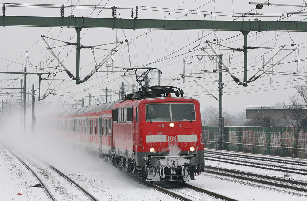 Wie gerne hätte ich jetzt wieder eine verschneite Landschaft...
111 119 erreicht mit ihrem Verstärkerpark den Bahnhof Köln-Ehrenfeld am 14. Februar 2010.