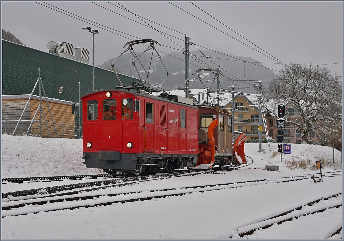 Wie gestern (7.12.20) gesehen, wird auch in der Saison 20/21 das Gespannt MVR CEV HGe 2/2 N° 1 und CEV Xrot 91 für die Schneeräumung der Strecke Blonay - Les Pleiaes genutzt. Das Bild jedoch stammt vom vorletzten Winter, als der Schneeräumungszug nach getaner Arbeit wieder in Blonay eintraf. 

28.Januar 2019