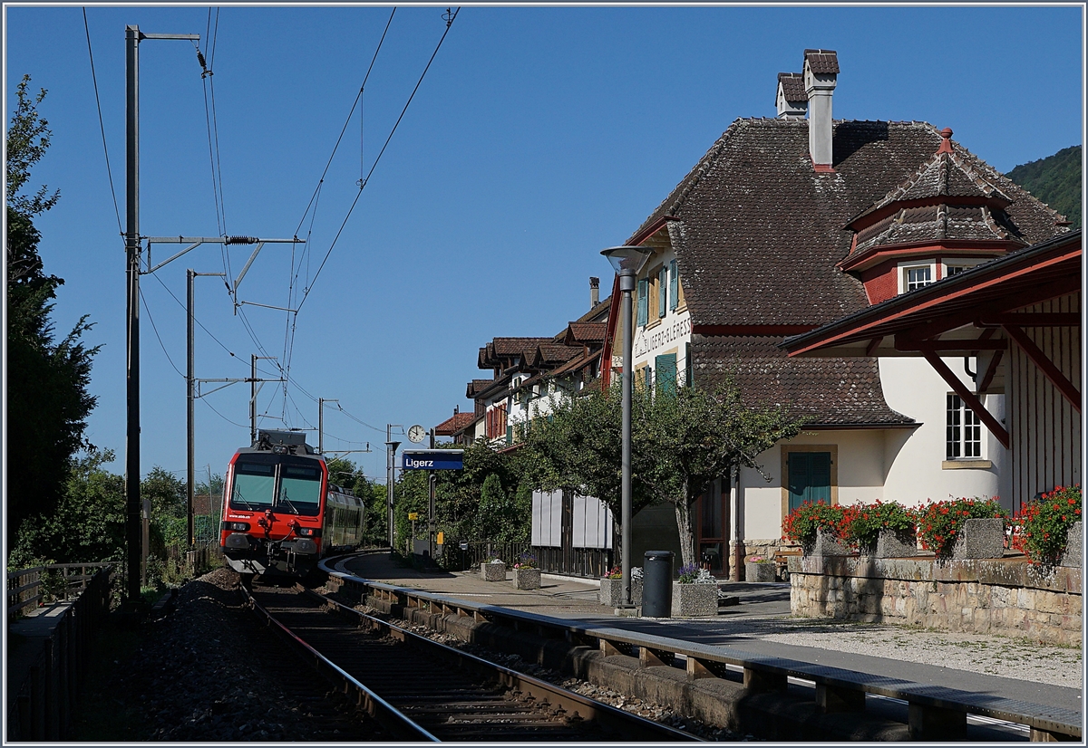 Wie gewünscht: das schöne Empfangsgebäude des Bahnhof von Ligerz, im Hintergrund ein nach Neuchâtel fahrender Regionalzug.

Standpunkt des Fotografen: auf dem Uferweg

14. August 2019
