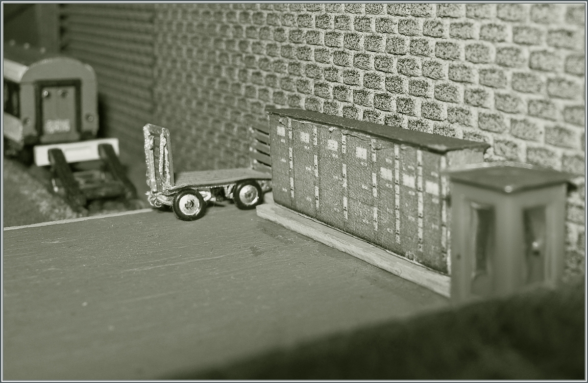 Wie gut gibt es jetzt auch in der Z Spur Schliessfächer! Nur mit der Nachbildung der Münzen für den Einwurf habe ich noch etwas Probleme. Oder: nach fast 50 Jahren beginnt mich der Selbstbau bzw, Zusammenbau vermehrt zu faszinieren.
4. Juni 2016