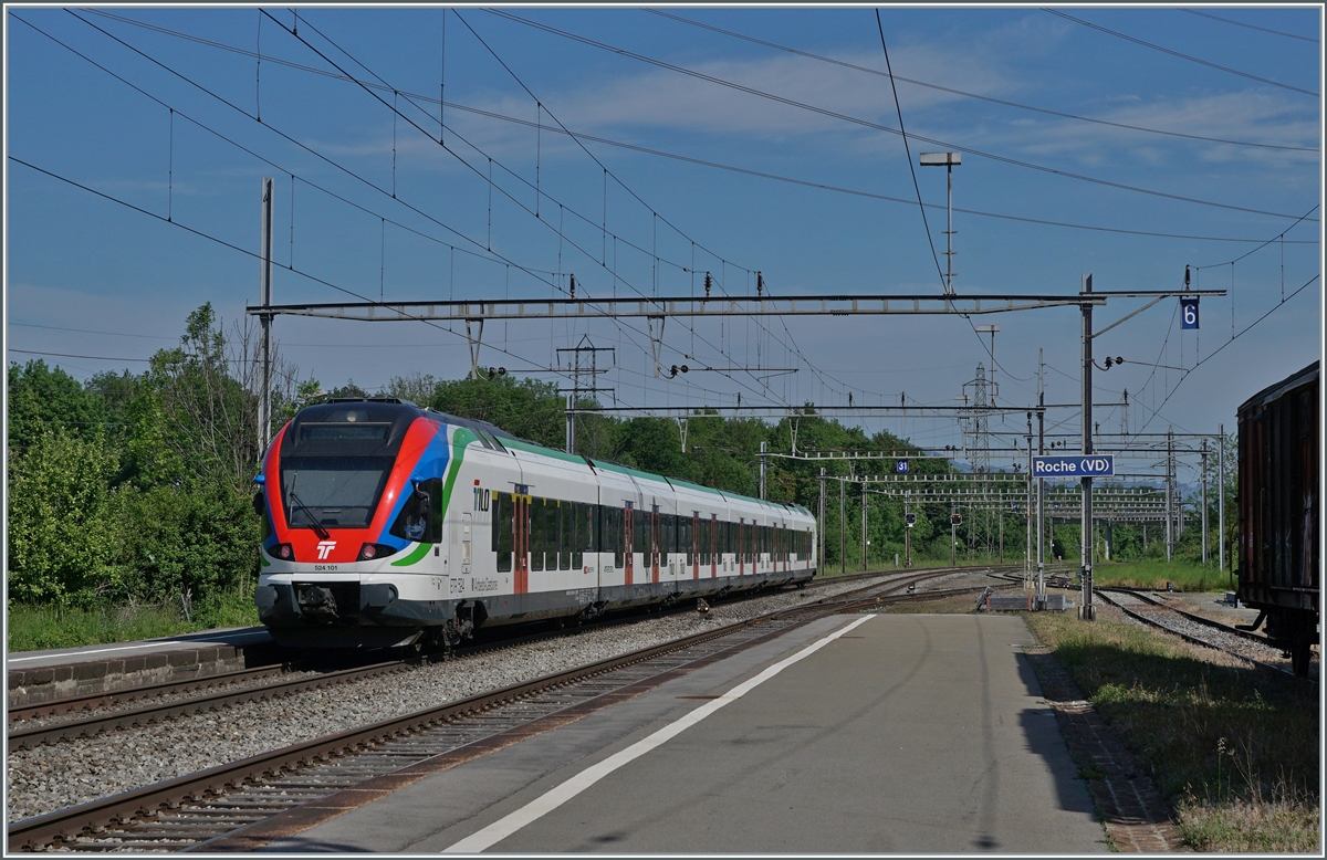 Wie gut habe ich das Stationsschild von Roche VD mit aufs Bild genommen, sonst würde man nur schwer erkennen, dass der TILO FLIRT  RABe 524 101 (ETR 524)  Arbedo Castione  ziemlich abseits seiner gewohnten Routen unterwegs ist.

12. Mai 2012
