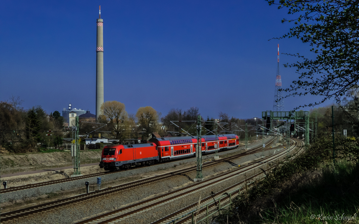 Wie in den  guten alten Zeiten  der Leipziger S-Bahn, heute lediglich mit neueren Fahrzeugen, erreicht ein lokbespannter Doppelstock-Wendezug, hier als S2 aus Delitzsch vor industriell anmutender Kulisse, seine Endstation Leipzig-Connewitz. (09.04.2016)