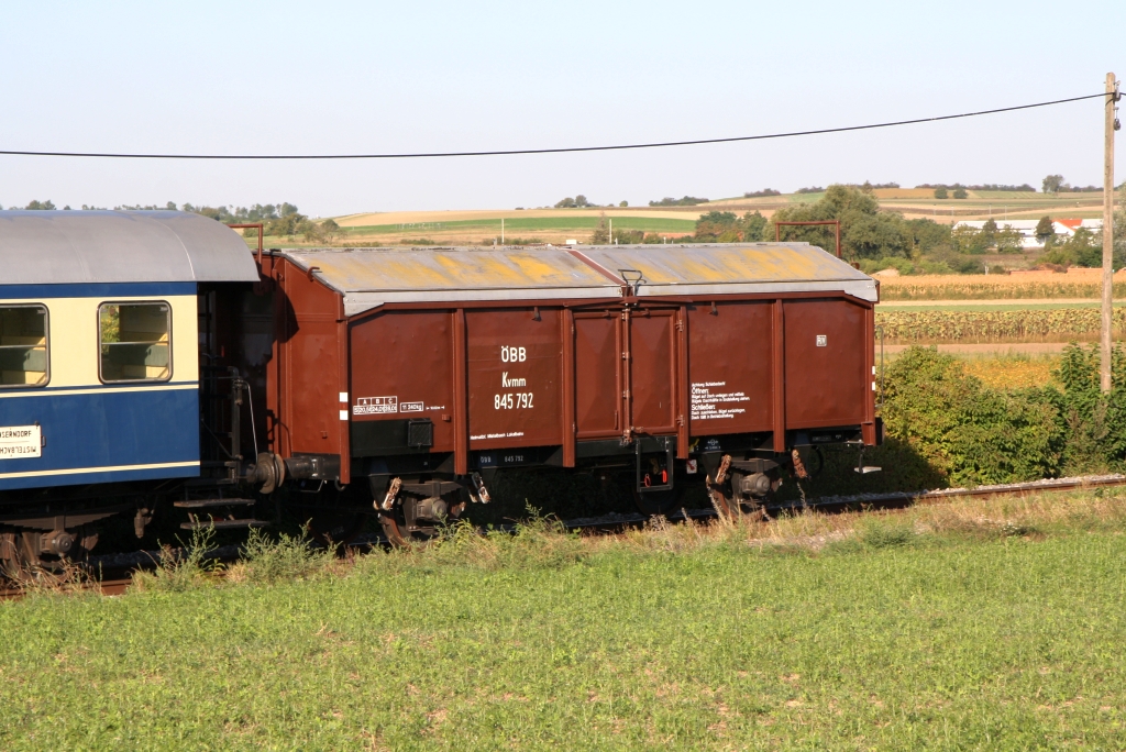 Wie heißt's so schön: Das Beste zum Schluß  - Materialwagen A-KSE 40 81 9408 121-7 (ex Tms), für die Fotografen eigens mittels Magnetfolien als ÖBB Kvmm 845 792 versehen, am 15.September 2019 als letztes Fahrzeug des SR 17287 (Groß Schweinbarth - Gänserndorf) kurz nach Matzen.