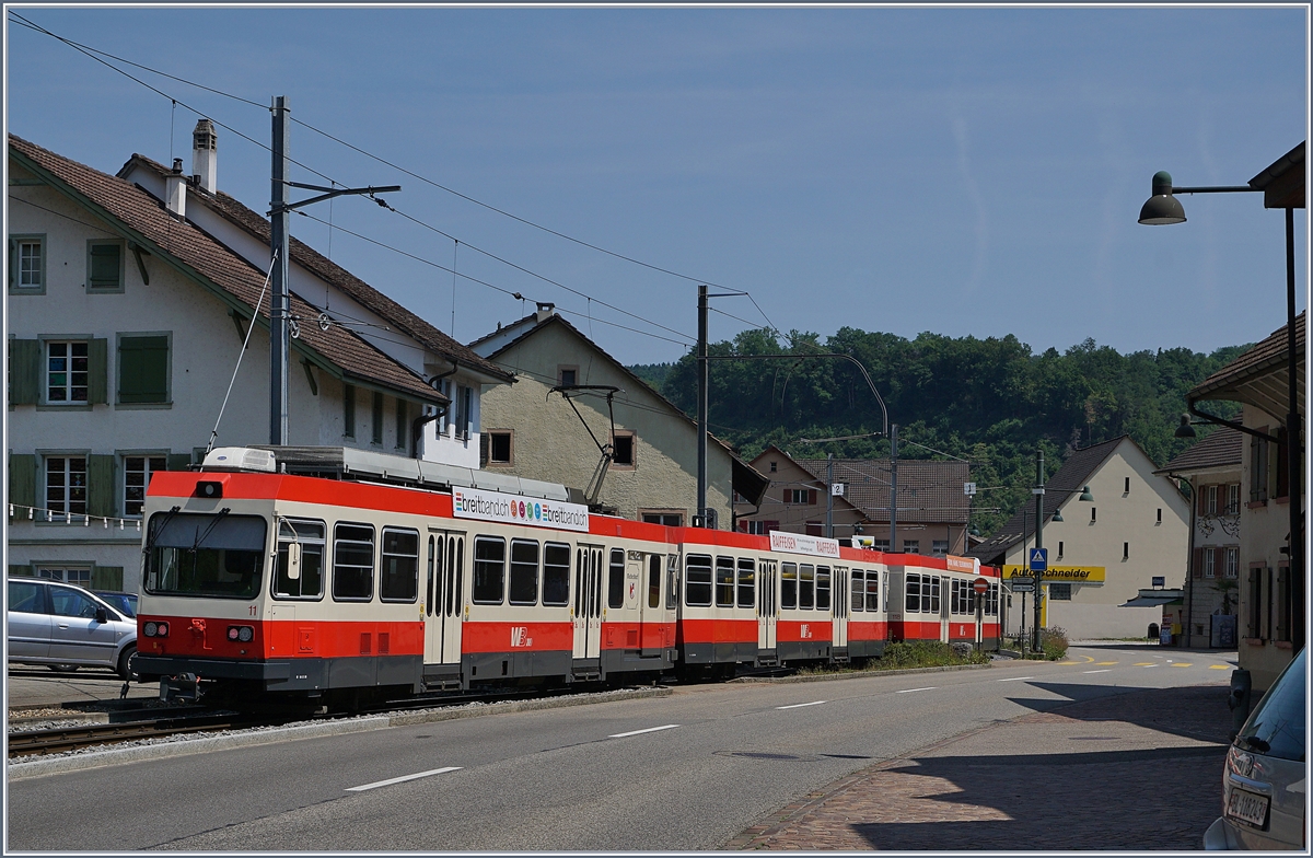 Wie hier in Hölstein folgt das Trasse der Walendburgerbahn meist der Strasse, so dass es nicht ganz einfach ist, ein  Autofreies  der Waldenburgerbahn zu bekommen.
22. Juni 2017