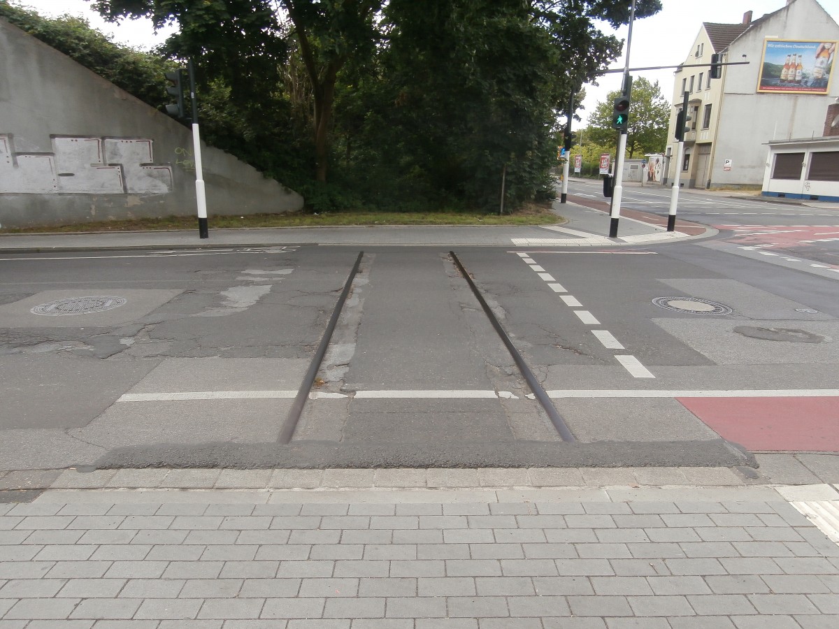 Wie hier liegen nur noch auf den Straßen Gleisreste von einem ehemaligen Anschlussgleis in Krefeld Uerdingen. Hier Am Röttgen ist er erste ehemalige Bahnübergang des Anschlussgleises.

Krefeld Uerdingen 22.06.2014