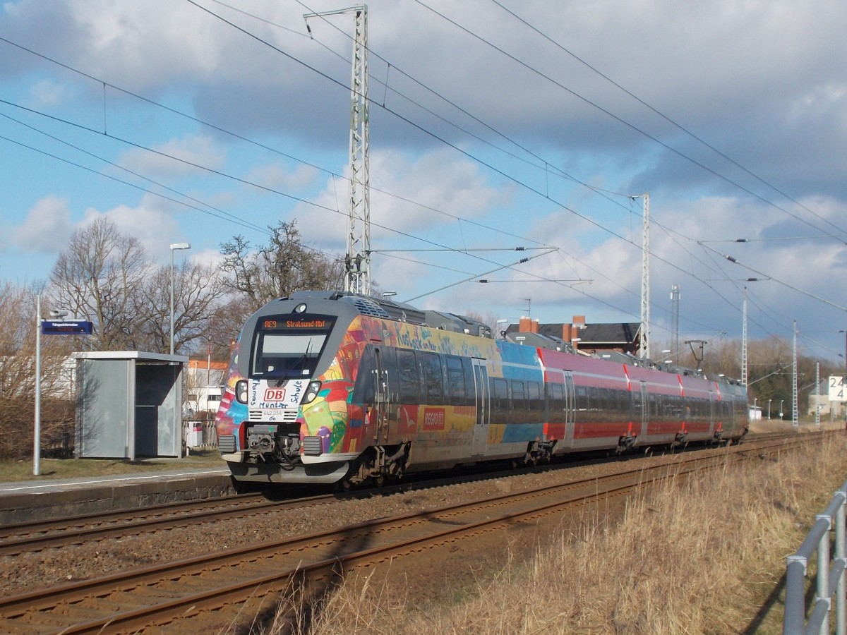 Wie ich Gestern berichtete,fuhr der Bunte 442 354 den ganzen 22.Februar 2015,zwischen Stralsund und Bergen/Rügen(und zurück) und konnte so mehrmals fotografiert werden.So nutzte ich auch die Gelegenheit und fotografierte den Talent 2 bei der Ausfahrt,als RE 13028 Bergen/Rügen-Stralsund,aus Teschenhagen.