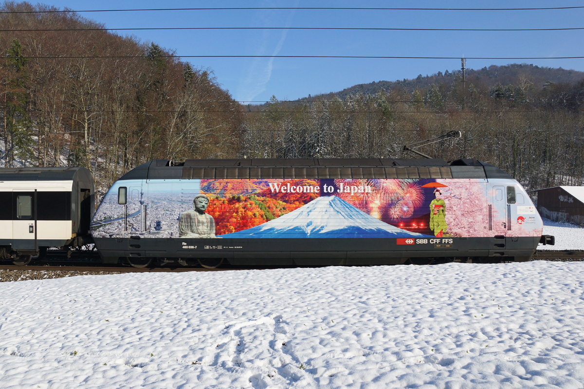 Wie immer kommen die Werbeloks aus der falschen Richtung oder werden von einem Gegenzug zugefahren. Deshalb versuchte ich, von der Re 460 036-7  Welcome to Japan  ein Seitenportrait aufzunehmen (Tecknau, 01.01.2015).