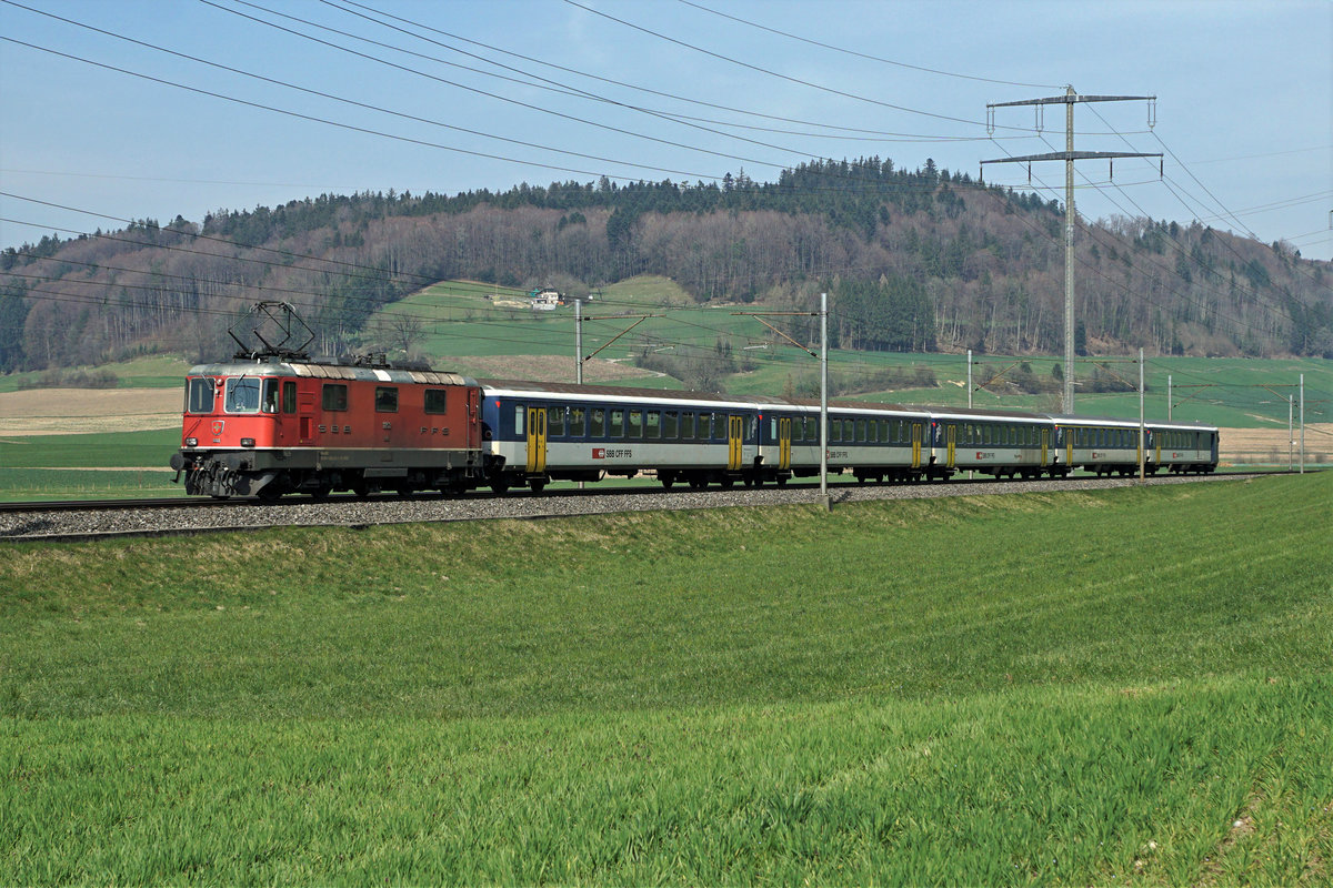 WIE IN ALTEN ZEITEN.
Re 4/4 11153 im Einsatz für Militärverschiebung Thun-Bure.
Leermaterialzug mit EW l Wagen bei Wynigen nach Thun unterwegs am 27. März 2020.
Foto: Walter Ruetsch