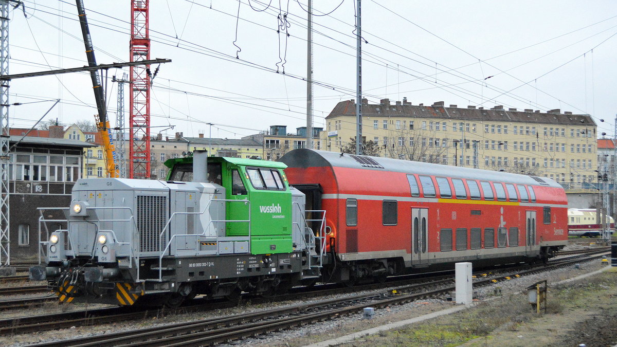 Wie jeden Tag rangiert die kleine vossloh G6 (NVR: 98 80 0650 303-7 D-VL) der DB auf den Rangiergleisen am Bf. Berlin Lichtenberg die Regionalzüge und -wagen, 08.01.20 