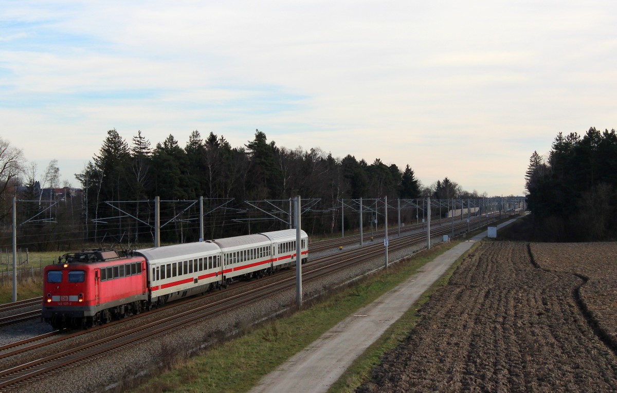 Wie jedes Jahr: Die Baureihe 140, welche eigentlich nicht vor Personenzügen zu finden ist, vor genau diesen. Wobei man sagen muss, dass es ja gar keine Personenzüge sind, die sie am Haken haben. Nur das Material um diese Personen bewegen zu können.
Die Loks sind ab Dezember zumeist fernab der Heimat unterwegs. 
So konnte die Cottbusser 140 537 mit ihrem PBZ2460 nach Stuttgart zwischen Haspelmoor und Althegnenberg aufgenommen werden. Das geschah am 23.12. diesen Jahres. 