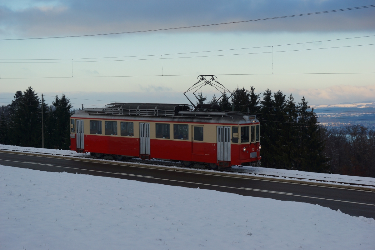 Wie jedes Jahr führt der Verein zur Förderung historischer Forchbahnfahrzeuge auch 2013 die beliebten Adventsfahrten durch. Da am 30. November 2013 sogar ein wenig Schnee lag, nahm ich die Gelegenheit wahr, den BDe 4/4 10, welcher bei diesen Fahrten traditionell zum Einsatz kommt, unterhalb von Scheuren aufzunehmen.