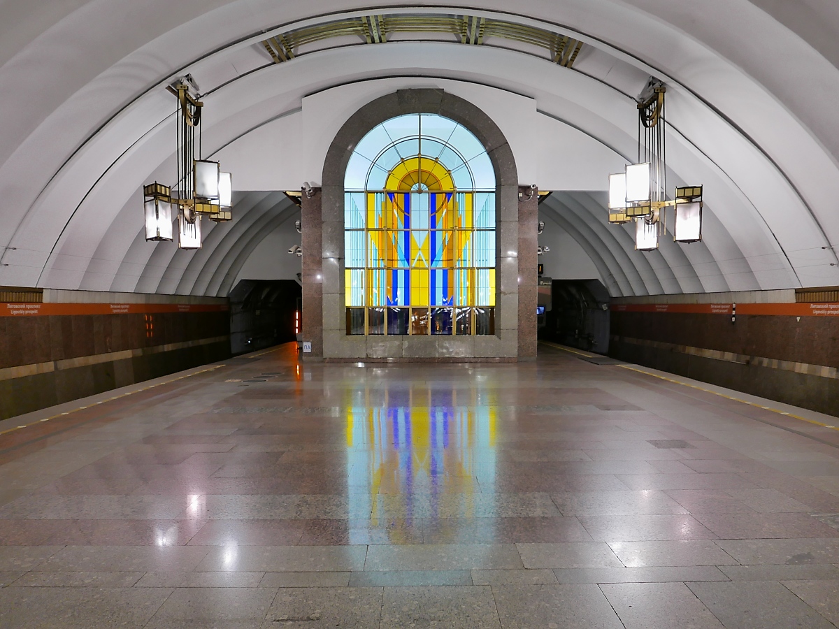 Wie eine Kathedrale wirkt die Bahnsteighalle der Station  Ligowski Prospekt  der Metro der Linie 4 in St. Petersburg, 16.09.2017