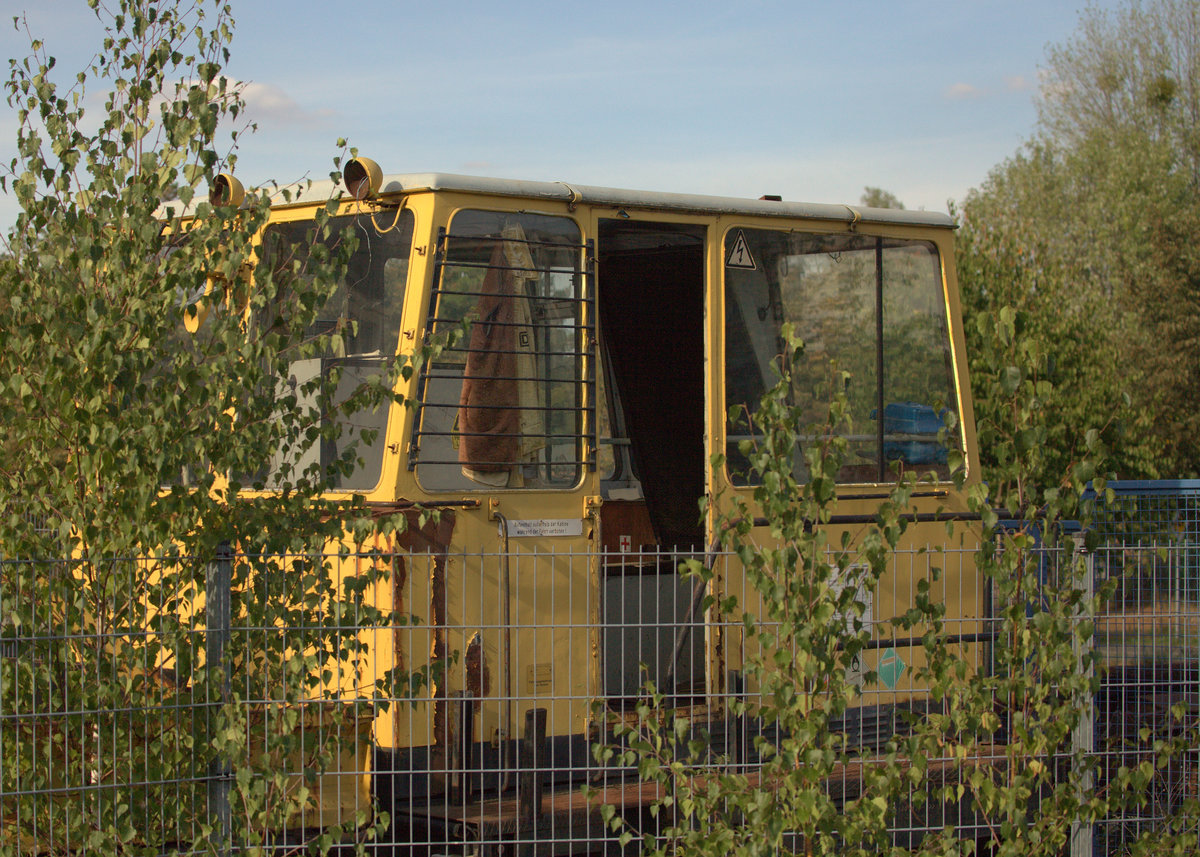 Wie lange mag sie da schon hängen, die vergessene Jacke mit DB Logo im schrottreif abgestellten Dienstfahrzeug, zu einem  Unkrautvernichtungszug gehörend (???) 16.09.2018 15:40 Uhr.