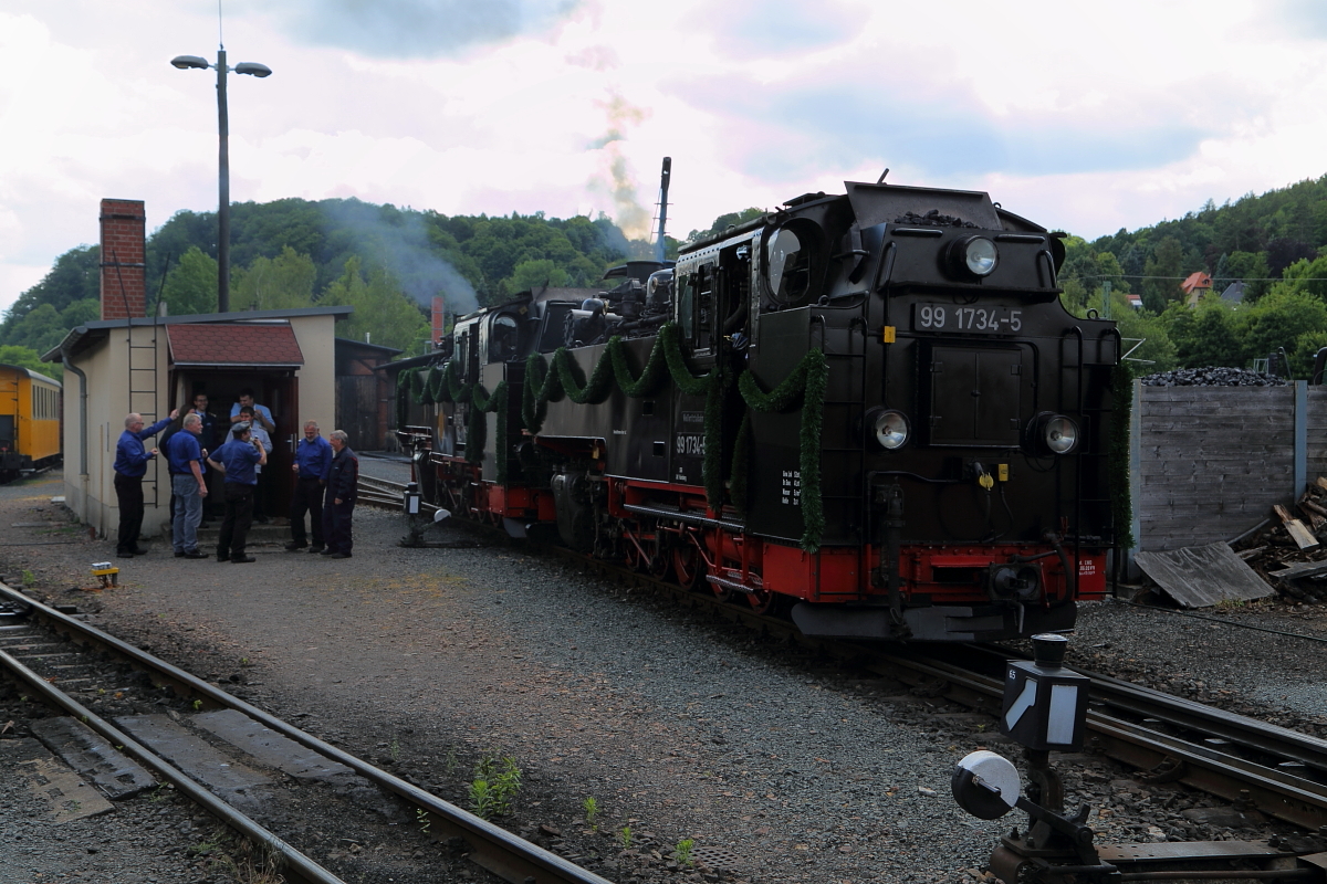 Wie man auf diesem Bild sehen kann, nähert sich nun am 17.06.2017 im Hainsberger Bw die Nachmittagspause für 99 1793 und 99 1734 ihrem Ende. Gleich werden die Lokpersonale ihre Maschinen wieder übernehmen und dann an P 6006 rangieren, welchen sie heute noch einmal nach Kipsdorf und zurück zu bringen haben.