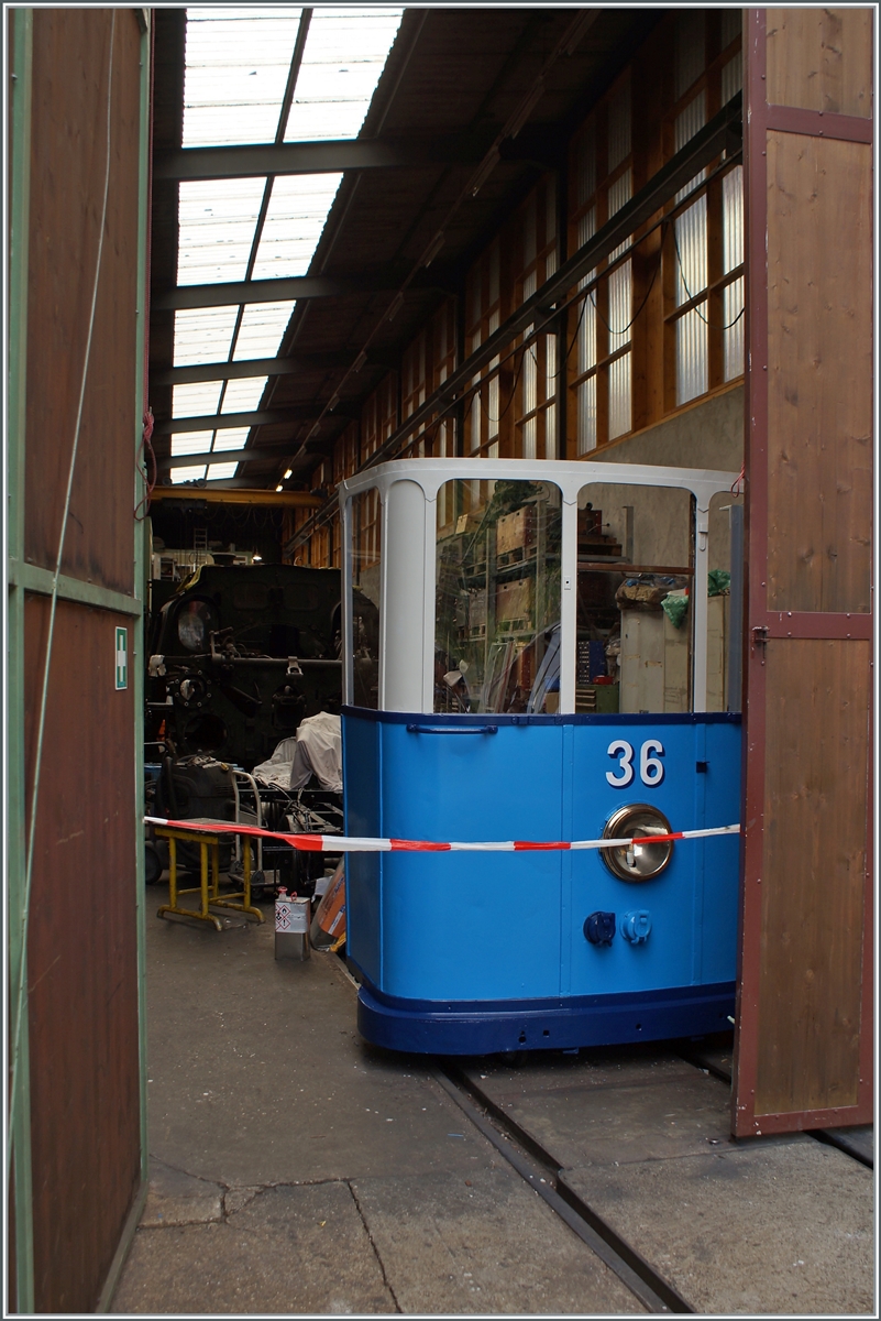 Wie man sieht sind die Vorbereitungen für des September Event  Es war einmal - Gleise in der Stadt  auf vollen Touren; Blick ins Blonay-Chamby Dépôt in Chaulin. 

22. August 2021