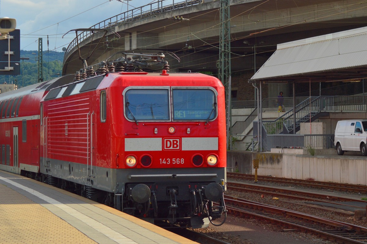 Wie nur unschwer zu übersehen ist, fährt die 143 568 mit einem RE1 nach Saarbrücken HBF. Sonntag den 15.6.2014 Koblenz HBF.