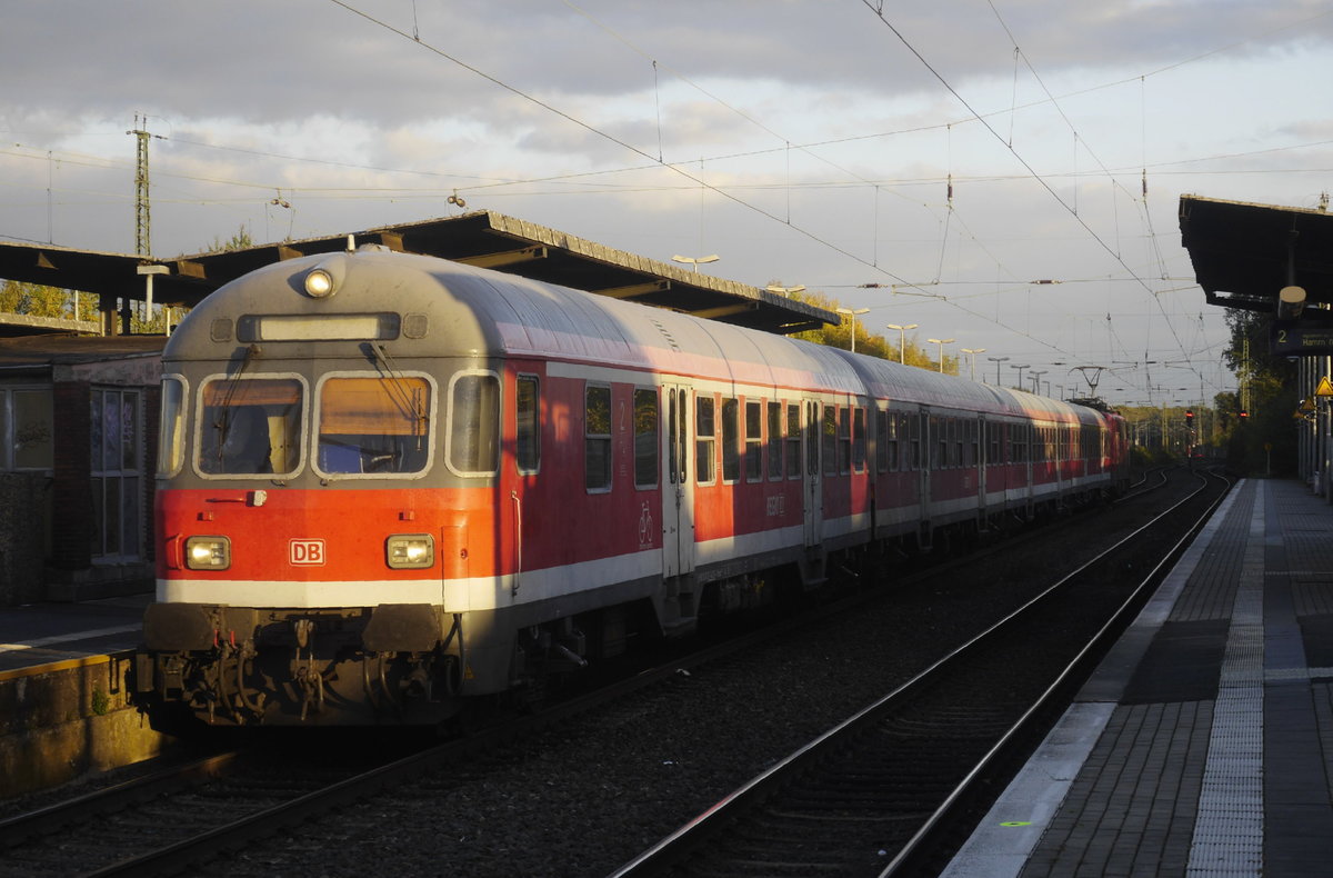 Wie oft haben wir NRW's letzten n-Wagen-Zug schon  zum letzten Mal  fotografiert? Und trotzdem pendelt der RE 8-Verstärker immer noch werktäglich zweimal zwischen Köln und Kaldenkirchen. Aktuelle Zug-/Schublok: 111 032. Viersen, 22.10.18.