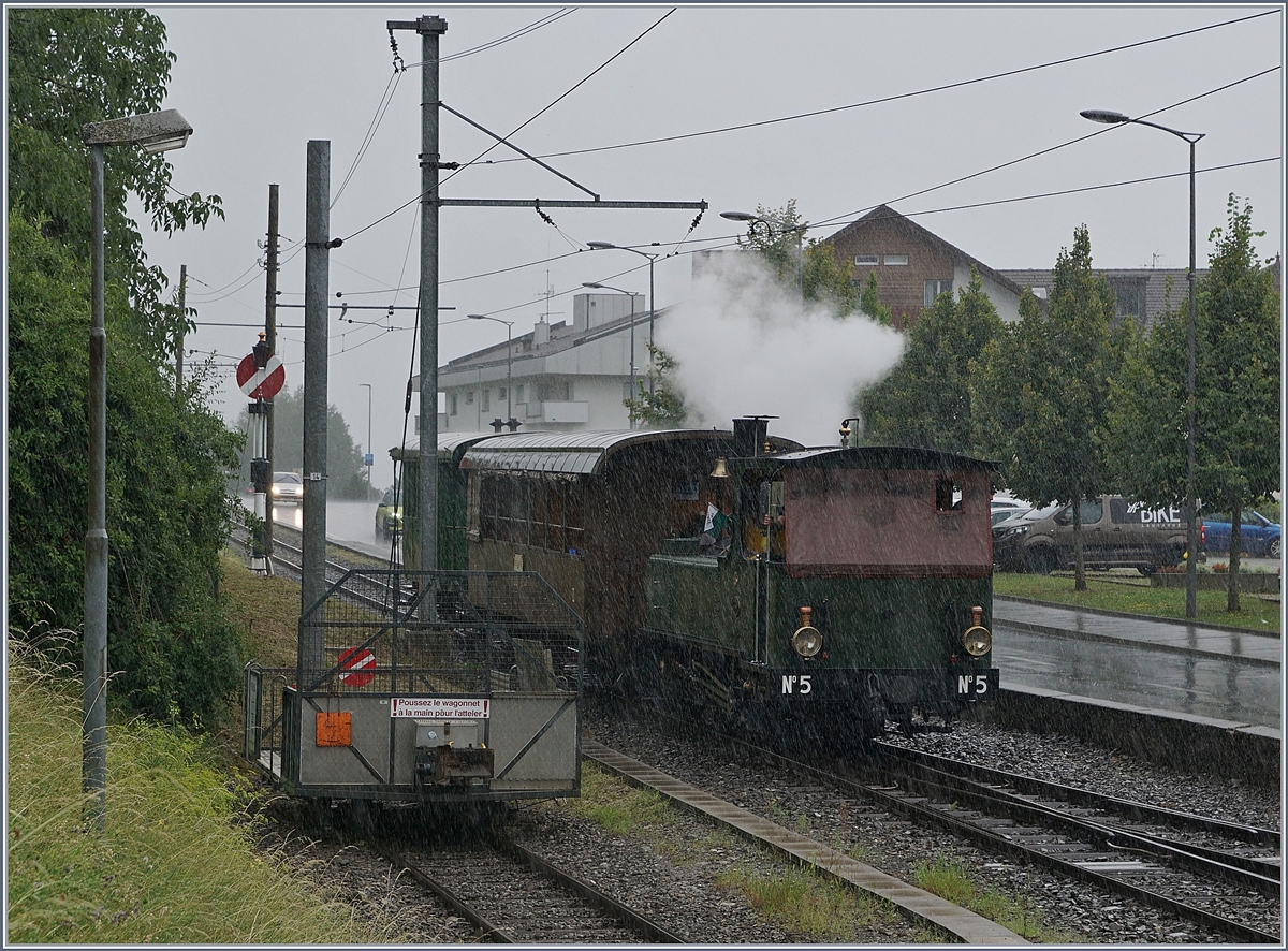 Wie die  richtige  Bahn fährt auch eine Museumsbahn bei jedem Wetter, auch wenn die Konstrukteure die bei der LEB 1890 in Betrieb gesetzen Dampflok G 3/3 N° 5 das Wohl des Lokpersonal noch nicht so sehr wichtig nahmen, ist doch so ein offener Führerstand nicht gerade Wetterfest und der Wetterschutz nicht gerade für eine freie Sicht auf die Strecke förderlich. 

2. August 2020