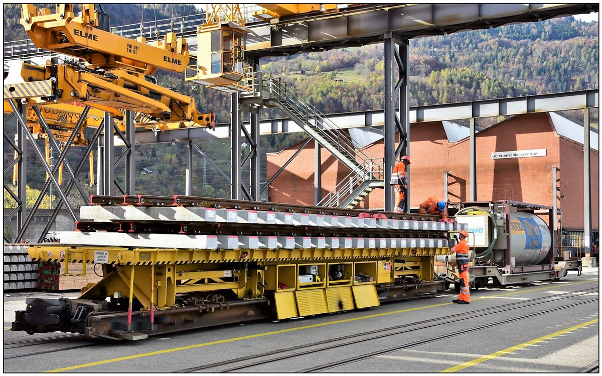 Wie die SBB verwendet auch die RhB Spezialwagen zum Transport vormontierter Weichenteile in Kipplage. Durch die Schrägstellung wird eine Lademassüberschreitung vermieden. In Landquart Ried werden neue Weichen für Sagliains verladen und befestigt. (31.10.2018)