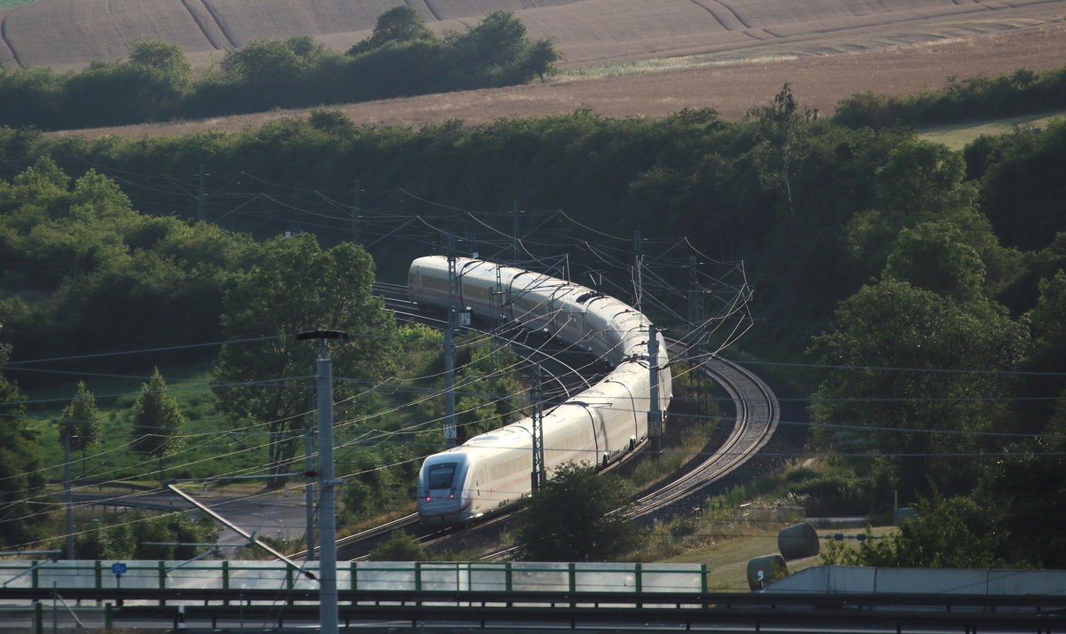 Wie eine Schlange schlängelt sich dieser ICE4 durch die Mitte Thrüingens. Von Berlin fährt er über Leipzig, Erfurt und Frankfurt nach Stuttgart. Gleich wird er die kleine Ortschaft Ingersleben passieren - westlich von Erfurt. 

Ingersleben, 22. Juli 2019