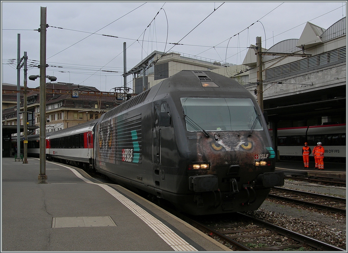 Wie schön dass zumindest Bahnmitarbietes Farbe in den grauen, aber interessanten Bahnalltag bringen. Die erschreckend gut getrabte SBB Re 460 105-0 verlässt mir ihrem IR 1715 nach Brig den Bahnhof Lausanne. 
3. Dez. 2014
