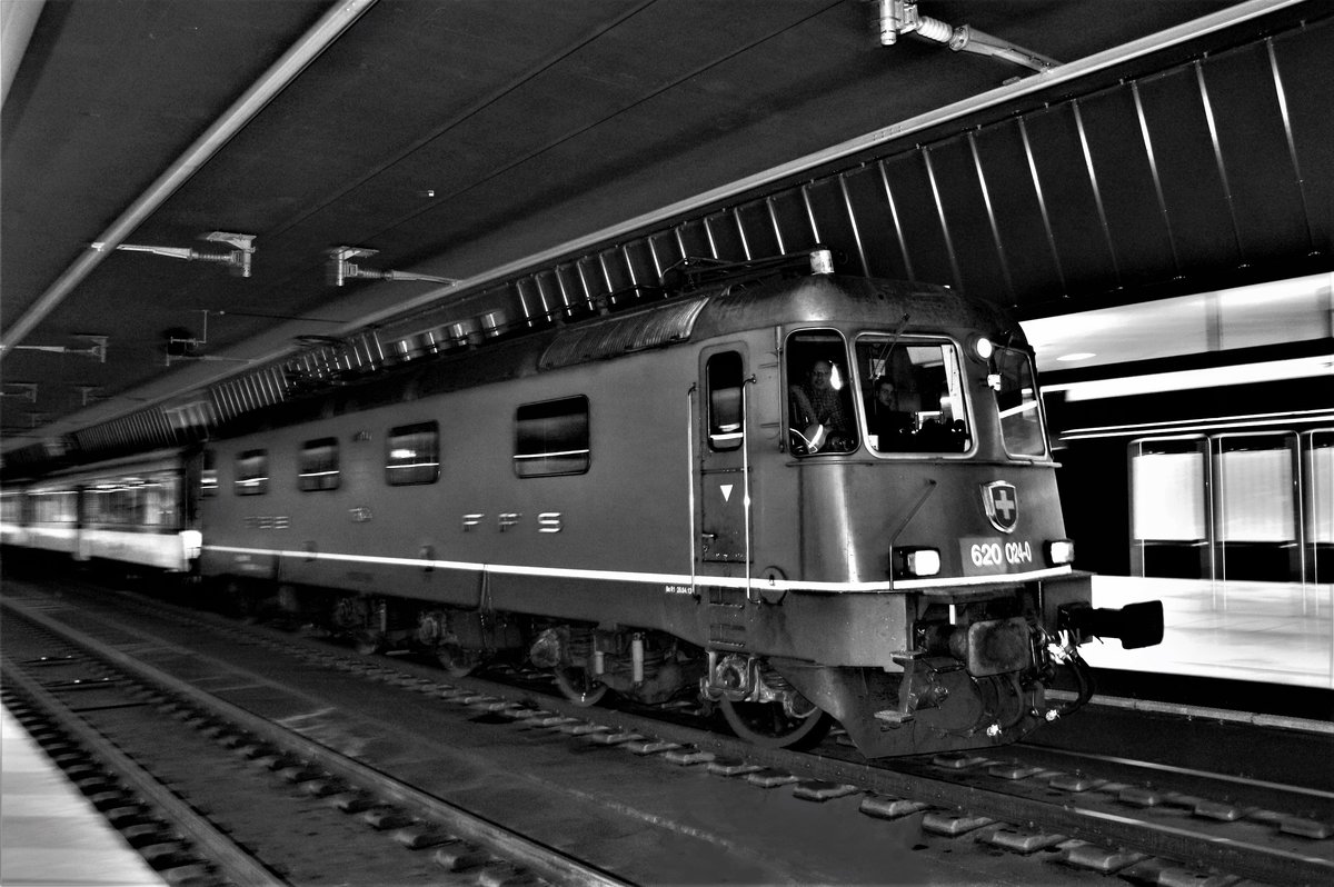 Wie schon bezweifelt war der Sonderzug auf Gleis 32 im HB Zrich einfach vorbeigefahren. Dazu kommt noch die Dunkelheit, welche mir das Fotografieren erschwerte: 
SBB Re 6/6 Nr.  Rothrist  mit dem Verbano Express von St. Gallen nach Luino am Abend des 17. Dezember 2017 auf Gleis 32 im HB Zrich. Einen grossen Dank geht an Julian Ryf, der mir dieses Bild (dank Info)ermglicht hat!

Einen lieben Gruss an den Lokfhrer zurck, die beiden Lokpfiffe hatten mir sehr gefreut!

(Ich musste leider noch ein Schild ber Bilderbearbeitung entfernen und krieg`s nicht mehr viel besser hin - aber das Wappen fehlt in Wirklichkeit auf der Lok)
Interessant im Bild ist auch noch die Stromschiene, den ich nach unzhligen Aufenthalten gar nicht bemerkt habe.