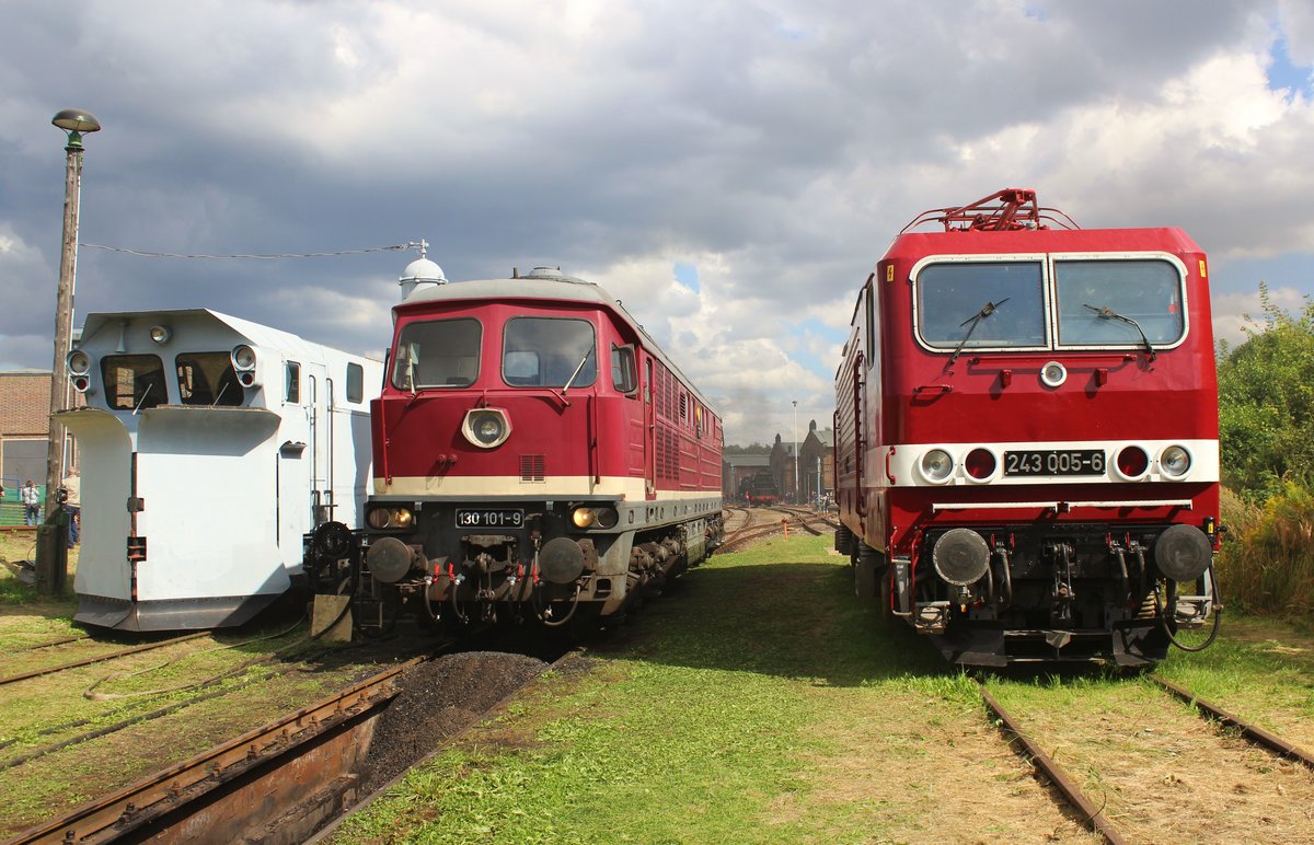 Wie seit Jahren ging es nach Chemnitz-Hilbersdorf. Diesmal zum 25.Heizhausfest des SEM. Hier die 130 101-9 und 243 005-6 am 21.08.16.