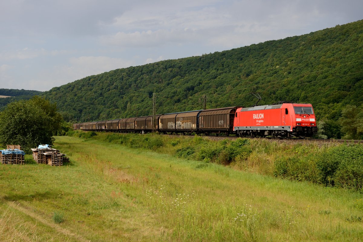 Wie sollte es anders sein - bei Standartleistungen wie dem EZ 51524 von München Nord nach Gremberg spielt das Wetter mit, wohingegen die interessanten Züge Wolkenschäden zum Opfer fielen....185 312 zieht eine lange Schlange Schiebewandwagen bei Wernfeld durch das Maintal (03. August 2013).