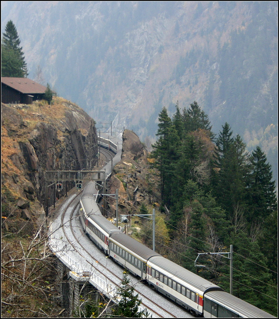 Wie eine stählerne Schlange -

... schlängelt sich ein Intercity-Zug die Gotthardbahn hinauf. Der hintere Zugteil fährt noch auf der Mittleren Meienreussbrücke, vorne wurde schon der steile Einschnitt durchfahren. Der Zug wird dann den kurzen am Hang liegende Strahlloch-Tunnel durchfahren um dann im Leggistein-Kehrtunnel wieder in Richtung Süden zu drehen. 

01.11.2005 (M)