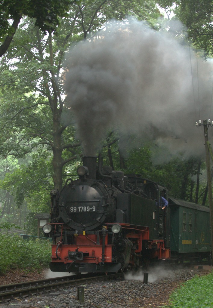 Wie überall in Sachsen ist auch hier der Regen nötig, also ein Regenschnappschuss von
99  1789-9 im Lößnitzgrund Radebeul. 16.08.2015 19:06 Uhr.