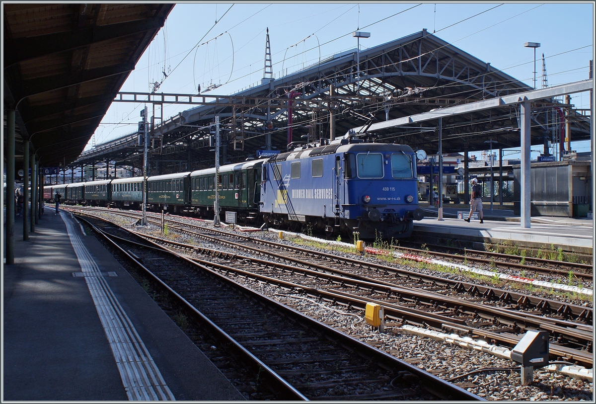 Wie üblich wurde der stattliche Dampfzug - ich habe elf Wagen gezählt - von einer E-Lok nachgeschoben, dieses Mal fiel die Wahl auf die WRS Re 4/4 III 115 (Re 430 115).

11. Juni 2022