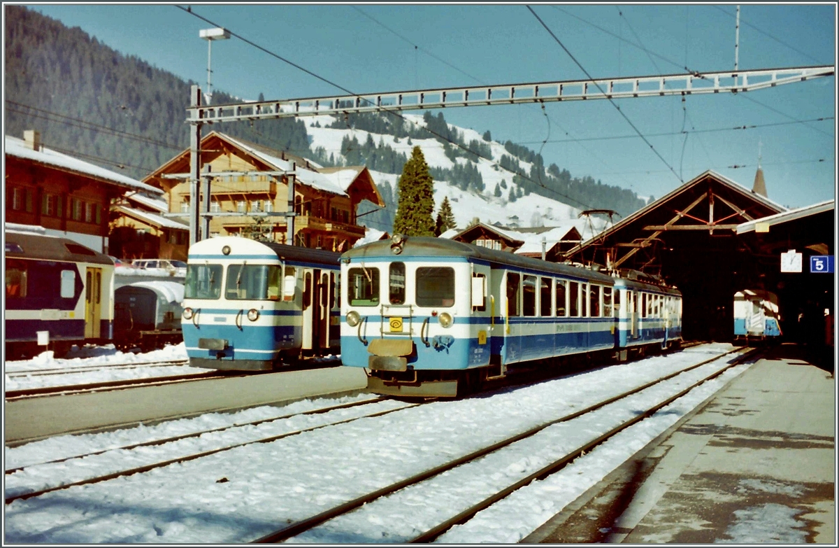 Wie versprochen das Bild aus Zweisimmen mit mehr MOB: MOB Triebzüge warten auf die Abfahrt nach Lenk und Richtung Gstaad, die Gesamtstrecke nach Montereux war zu diesem Zeitpunkt infolge des Sturmes Lothar noch unterbrochen.
Zweisimmen, den 7. Jan. 2000