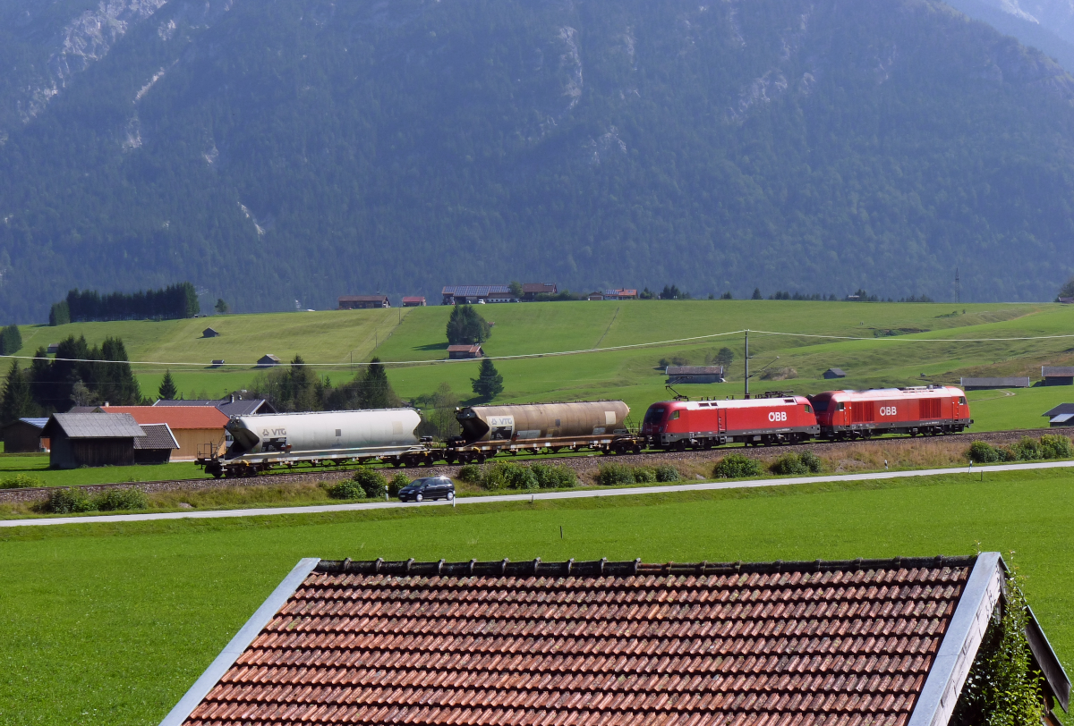 Wie viele Güterwagen hängen am Zug / Am Montag d. 12.09.2016 = Zwei - Montag - Freitag ist immer der Güterzug von Vils/Tirol nach Hall in Tirol unterwegs. Der Zug muss um das Außerfern herumfahren, am Wettersteingebirge vorbei,um dann durch das Karwendelgebiet und die Tiroler Alpen in das Tal des Inn zu gelangen. Interessant ist die Doppeltraktion und die Spekulation, aus wie vielen Wagen der Zug bestehen wird. Bahnstrecke 5504 München - Mittenwald Grenze mit ÖBB 1016 002 und 2016 041 kurz vor der Schmalenseehöhe.