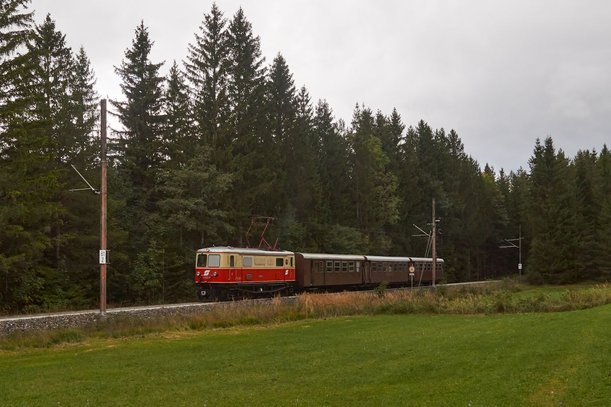 Wie viele Jahrzehnte zuvor, fuhr E14 der NVOG (als 1099.014 der BB) am 29.09.2021 mit einem Personenzug hinter Mitterbach in Richtung Mariazell.